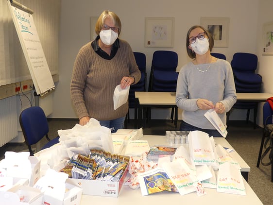 Foto von Pfarrerin Bettina vom Brocke (r.) und Annette Reuß (l) vom Lüdenscheider Weltgebetstags-Organisationsteam beim Packen der Überraschungstüten. (Foto: Ingrid Weiland)