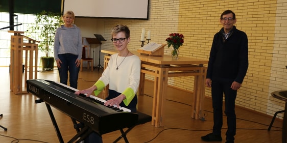 Nicole Trester begleitet schon seit einigen Jahren Gottesdienste in der Versöhnungskirchengemeinde, zum Beispiel in der Apostelkirche. Kirchmeisterin Iris Espelöer und Fördervereinsvorsitzender Klaus Rüping freuen sich, mit der jungen Musikerin die erste Popkantorin im Kirchenkreis Lüdenscheid-Plettenberg zu beschäftigen (Foto: Görlitzer)