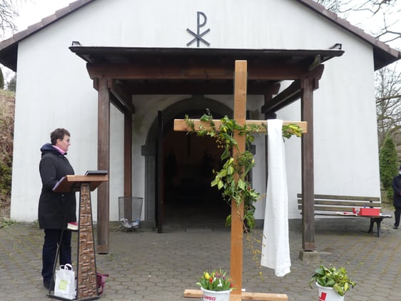 Gemeindepädagogin Sabine Drescher hielt vor der Friedhofskapelle die Verkündigungsandacht (Foto: Weiland)
