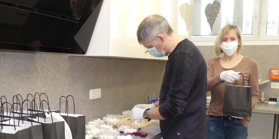 Küsterehepaar Jutta und Thomas Ottofülling, das die Leckereien für die Tischabendmahlsfeier im Vorfeld liebevoll verpackt hatte. Damit sie alles gut vorbereiten konnten, können, hatten sich die Gemeindeglieder und Gäste zu dem besonderen Abend anmelden müssen. Die Tischabendmahlsets hatten sie schon am Nachmittag abgeholt (Foto: Weiland)