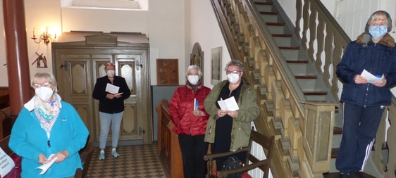 Mitglieder des Presbyteriums der Evangelischen Kirchengemeinde Rönsahl luden am Karfreitag und Karsamstag zur Mitnahme eines in schriftlicher Form verfassten und gern angenommenen Ostergrußes ein (Foto Crummenerl)
