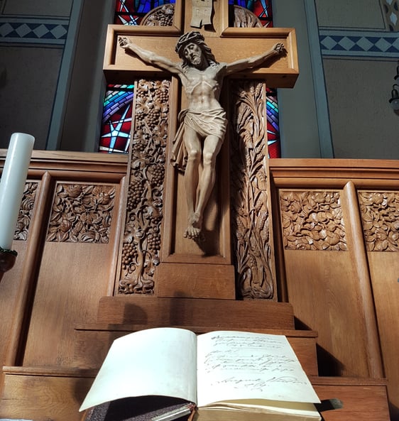 In der Altarbibel in Grevenbrück steht die Widmung Kaiserin Auguste Victoria (Foto: Schliebener)
