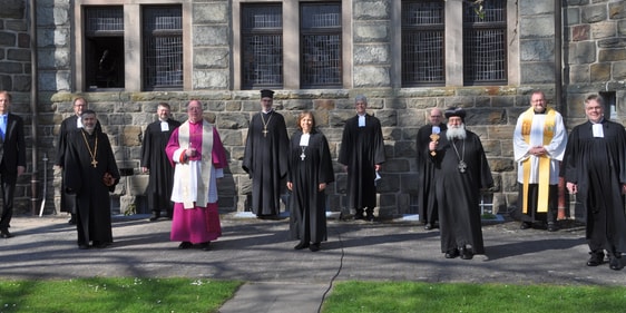 Nach erfolgtem Corona-Schnelltest mit negativem Ergebnis stellten sich die Mitwirkenden mit dem nötigen Abstand dem Fotografen zum Gruppenbild mit Dame (von links) Dr. Ulrich Möller, Superintendent Dr. Christof Grote, Pfarrer Elias Celik, Pfarrer Ralf Prange, Erzbischof Hans-Josef Becker, Erzpriester Panagiotis Tiriakidis, Präses Annette Kurschus, Pfarrer Andreas Schliebener, Vorsitzender des Presbyteriums Wolfgang Dröpper, Bischof Anba Damian, Dechant Andreas Neuser und Landessuperintendent Dietmar Arends (Foto: Ernst)