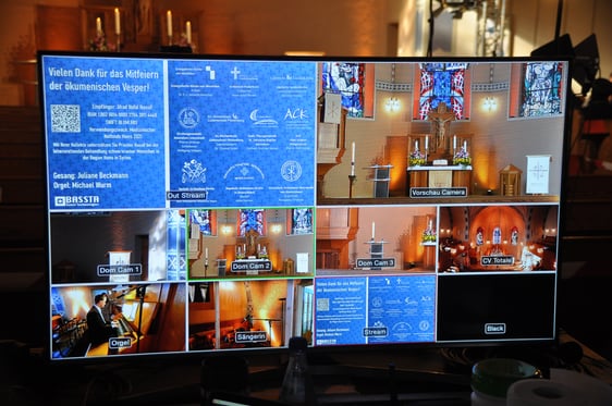 Ein Blick auf die Technik, die für eine solche professionelle Übertragung der Vesper auf YouTube notwendig ist (Foto: Ernst)