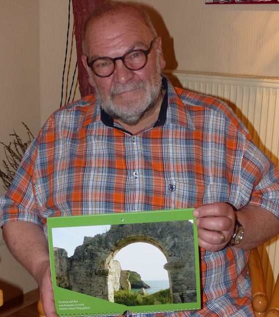 Rolf-Dieter Wöhlke mit einem der Kalender, die er mit Fotos von seinen Pilgerreisen bebilderte. Die Einnahmen aus dem Kalenderverkauf kamen stets der Lebenshilfe zugute (Foto: Weiland)