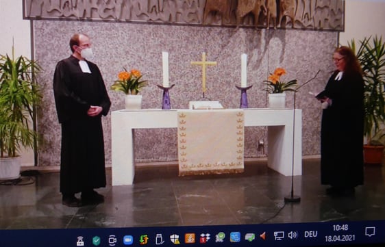 Pfarrer Michael Siol, zusammen mit Gemeindepfarrerin Ramona Winkler-Rudzio, bei seiner Verabschiedung in der Johanneskirche. Der Gottesdienst konnte Corona bedingt nur digital stattfinden (Foto: Weiland)