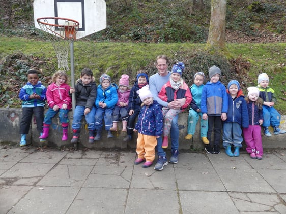 Dirk Schroller, seit dem 1. Februar Leiter des Johannes-Falk-Familienzentrums mit Kindern des Johannes-Falk-Familienzentrums (Foto: Ingrid Weiland)
