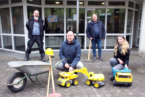 Planen sechs Wochen Bauzeit für das Bauvorhaben ein: (von links) Hausmeister Andreas Ackermann, Andreas Marder (1. Vorsitzender des CVJM Stadtverbandes), Einrichtungsleiter Jürgen Schönbeck und Mitarbeiterin Katharina Vrouftsis. (Foto: Jakob Salzmann)