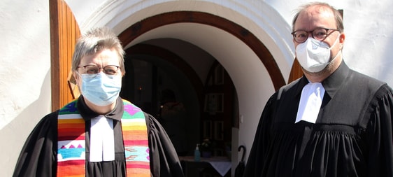 Superintendent Dr. Christof Grote entpflichtete Doris Korte am Sonntag in der Hülscheider Kirche von ihren Aufgaben als Pfarrerin der Evangelischen Kirchengemeinde Hülscheid-Heedfeld. (Foto: Jakob Salzmann)