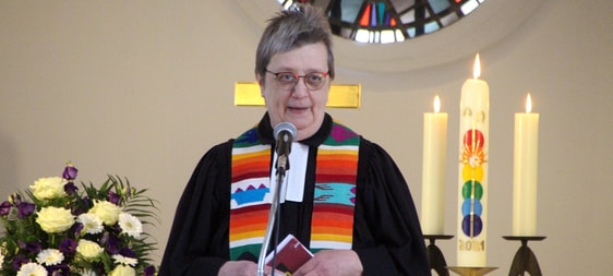 "Ihr seid da und darüber freue ich mich", begrüßte Doris Korte die 35 Teilnehmer, die coronabedingt am Präsenzgottesdienst zu ihrer Entpflichtung als Pfarrerin teilnehmen konnten. (Foto: Jakob Salzmann)