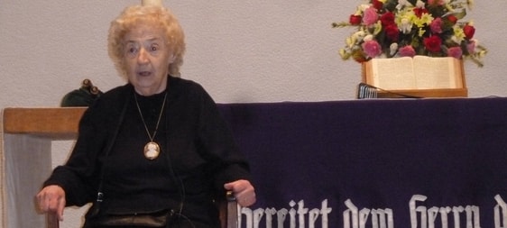 Anni Knobel bei einem ihrer vielbeachteten interessanten Vorträge. (Foto: Ingrid Weiland)