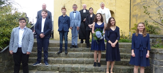 Jeweils vier Jungen, nämlich Kilian Alting, Darren Grabs, Max Küsters und Enrico Tschernucha und vier Mädchen, Lotte Pies, Vanessa Wern, Linn Willms und Lena Lamert, wurden am vergangenen Sonntag in der Servatiuskirche konfirmiert. Mit auf dem Foto sind Pfarrer Martin Spindler, Jugendreferent Stefan Schick und Presbyterin Carola Nies, die die Konfirmanden während des kirchlichen Unterrichts begleitet hatten. (Foto: Rainer Crummenerl)