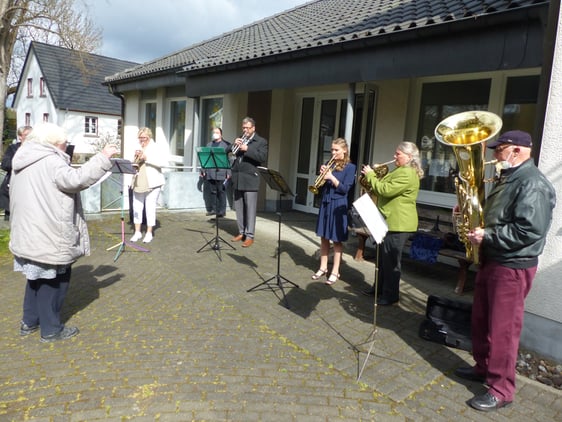 Im kurzfristig eingeschobenen „Open-air-Teil“ übernahmen Mitglieder des Bläserchores der Gemeinde Teile der musikalischen Begleitung anlässlich der Konfirmationsfeier in der Evangelischen Kirchengemeinde Rönsahl. (Foto: Rainer Crummenerl)