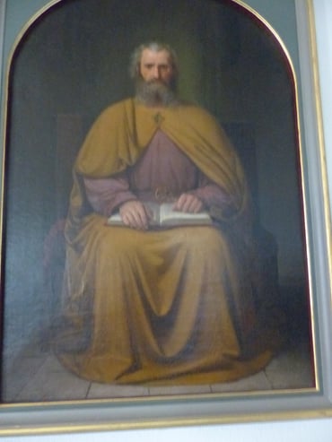 Das 1840 entstandene frühere Altarbild, das St. Servatius im Bischofsornat zeigt, erinnert, zwischenzeitlich restauriert, an einer Wand im Innenbereich der Kirche an den Namensgeber des Rönsahler Gotteshauses. (Foto: Rainer Crummenerl)
