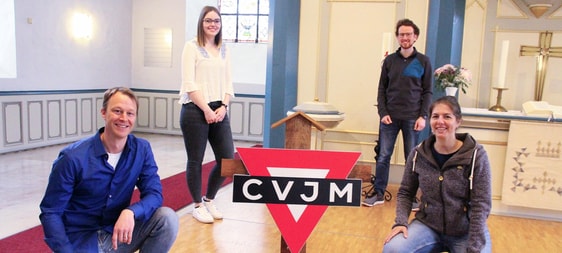 Gestalteten den Gottesdienst: Denis Werth vom CVJM Westbund (Predigt), Katharina Lausen (Interviews), Fabian Kißing (Bauprojekt) und Wiebke Winkhaus (Gebet) - von links. (Foto: Jakob Salzmann)