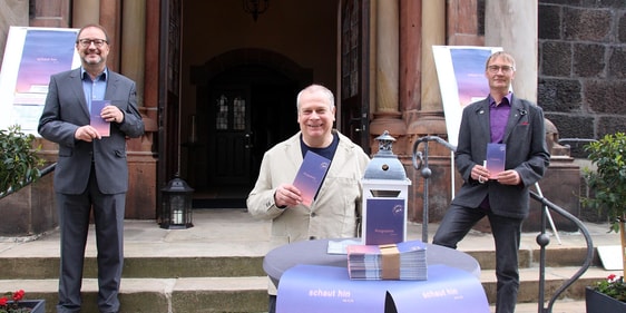 (Von links nach rechts) Machten gemeinsam auf den 3. Ökumenischen Kirchentag in Frankfurt aufmerksam: Superintendent Dr. Christof Grote, Stefan Schick - Kirchentagsbeauftragter des Evangelischen Kirchenkreises Lüdenscheid-Plettenberg - und Pfarrer Andreas Rose von der Katholischen Pfarrei St. Medardus (Foto:Salzmann)