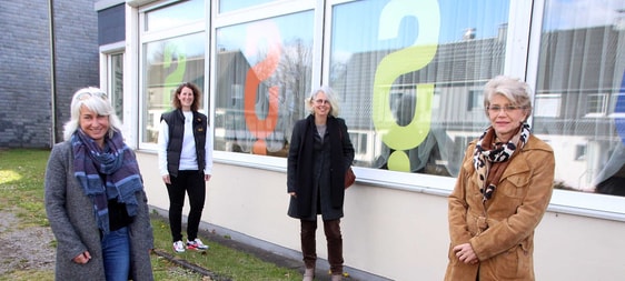 Kümmern sich um die Fenster-Galerie: Astrid Frevel, Kerstin Busse, Anja Wolf und Karin Brauckmann - von links. Anliegen ist es, die Bürger so früh wie möglich bei der Umwandlung der Kirche in einen Dritten Ort mit ins Boot zu holen. (Foto: Jakob Salzmann)