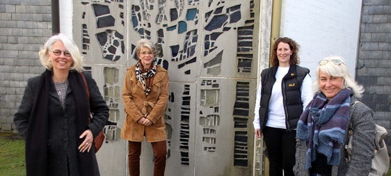 Die Umwandlung der Kreuzkirche in einen Dritten Ort hat begonnen. Anja Wolf, Karin Brauckmann, Kerstin Busse und Astrid Frevel - letztere das Dreierteam Fenstergestaltung - hoffen auf rege Beteiligung der Bevölkerung. (Foto: Jakob Salzmann)