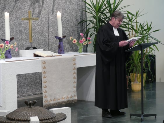 Pfarrer Volker Bäumer bei seiner Ansprache zum Thema „Betet!“ (Foto: Ingrid Weiland)