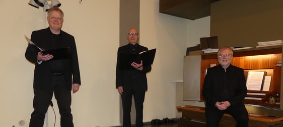 Musikalisch ausgestaltet wurde der Abendgottesdeinst von (v.l.n.r) Leonhard Voos, Klaus Anderseck (beide Bass) und Organist Reinhard Derdak. (Foto: Ingrid Weiland)