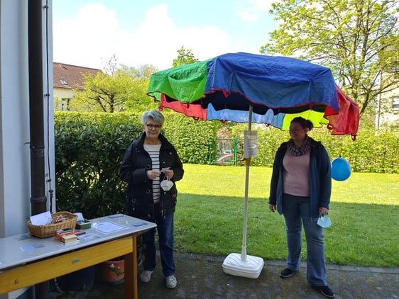 Frau Schaumann und Frau Blach haben den Himmelfahrtsweg mit aufgebaut. (Foto: Ramona Winkler-Rudzio)
