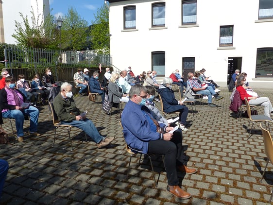 Erstmals nach rund einem halben Jahr fand am Himmelfahrtstag wieder ein Präsenz-Gottesdienst statt, zu dem die Evangelischen Kirchengemeinden Kierspe und Rönsahl gemeinsam im Rahmen einer Open-Air-Veranstaltung auf dem Platz zwischen Margarethenkirche und Lutherhaus eingeladen hatten. (Foto: Rainer Crummenerl)