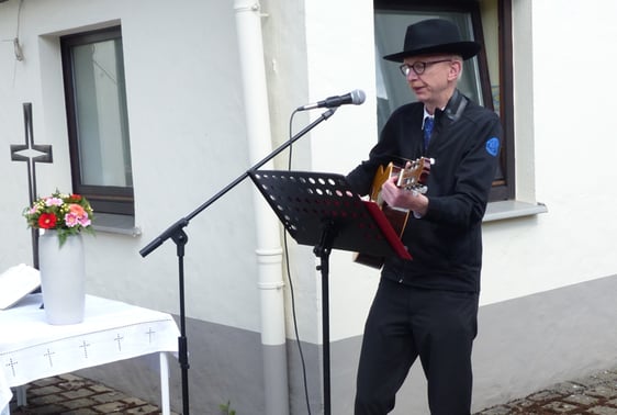Pfarrer Reiner Fröhlich leitete den Himmelfahrtsgottesdienst und mache sich im Rahmen seiner Predigt Gedanken zu Worten aus dem Epheserbrief. (Foto: Rainer Crummenerl)