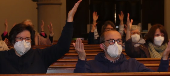 Die Gemeinde ließ sich durch ein Pfingstlied in Bewegung setzen. (Foto: Ingrid Weiland)