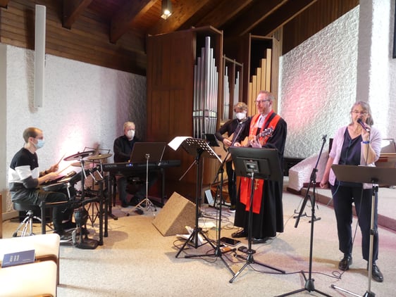 Das Musikteam (mit Gemeindepfarrer Schultz) in der Markuskirche, das durch einen Pfingstsong aus eigener Feder ganz besonders aufhorchen ließ. (Foto: Ingrid Weiland)
