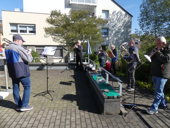 Bläser des von Eberhard Reich geleiteten Posaunenchores Brügge begleiteten am Gemeindezentrum Lösenbach den Start es Weggottesdienstes mit Pfingstliedern. (Foto: Ingrid Weiland)