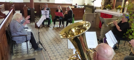 Der Bläserchor der Evangelischen Kirchengemeinde Rönsahl umrahmte den erstmals am Pfingstsonntag nach langer Abstinenzzeit wieder in der Servatiuskirche stattgefundenen Präsenz-Gottesdienst mit passendem Liedgut. (Foto: Rainer Crummenerl)