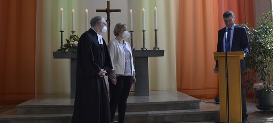 Parrer Peter Winterhoff wird vom Presbyterium der Kirchengemeinde Valbert verabschiedet. (Foto: Iris Kannenberg)