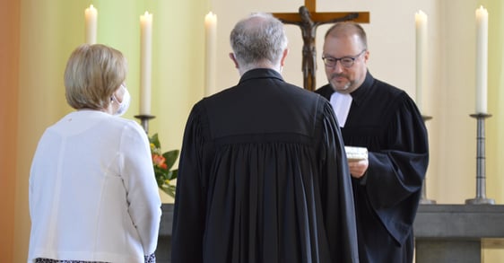 Die Entpflichtung erffolgte durch Superintendent Dr. Christof Grote. (Foto: Iris Kannenberg)