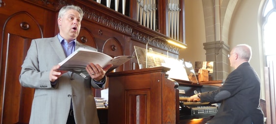 Fotos von Hanno Kreft, der die Gemeinde beim ersten diesjährigen Monatsschussgottesdienst in der Christuskirche mit seinem Sologesang stark beeindruckte. Begleitet wurde er von Kantor Wolfgang Kimpel an der Orgel, der die Gemeinde mit einem brillanten Vor- und Nachspiel begeisterte. (Foto: Ingrid Weiland)