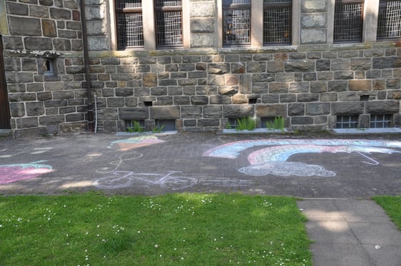 Im Laufe des Sonntags nahm das Gesamtgemälde vor der Attendorner Erlöserkirche Gestalt an. (Foto: Karl-Herrmann Ernst)