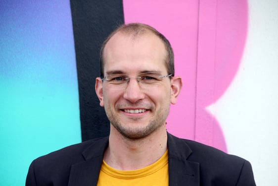 Der Schalksmühler Michael Siol hat am 1. Mai seine Tätigkeit als Pfarrer im Probedienst in Hülscheid-Heedfeld und in der Oberrahmede aufgenommen. Ehrenamtlich engagiert er sich in der Freiwilligen Feuerwehr und in der Kommunalpolitik. (Foto: Jakob Salzmann)