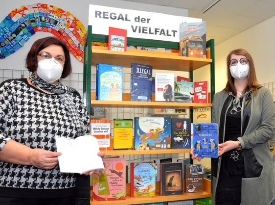 Evangelia Kasdanastassi (links) überbrachte Büchereileiterin Katharina Bode jetzt weitere Bücher für das Regal der Vielfalt. (Foto: Wolfgang Teipel)