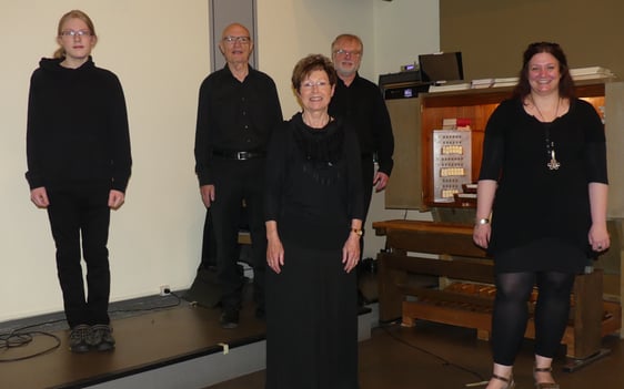 Das Gesangsquartett mit Organist Reinhard Derdak: von l. nach r. Frederik Rudzio (Tenor), der am Morgen schon nichtsakrale Orgelmusik präsentiert hatte, Klaus Anderseck (Bass), Brunhilde Bohlmann (Alt). Reinhard Derdak und Christine Schaumann (Sopran), die auch als Flötistin beeindruckte. (Foto: Ingrid Weiland)