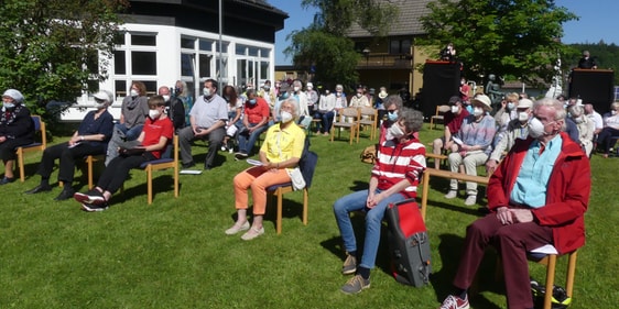 Alle, die sich zu der Feierstunde im Stadtteil Bierbaum eingefunden hatten, waren sichtlich froh darüber, dass es möglich war, sich wieder zu begegnen und auch gemeinsam zu singen. (Foto: Ingrid Weiland)