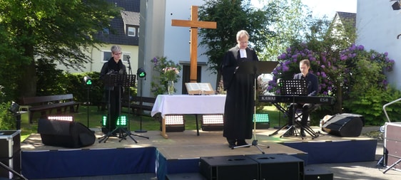 Pfarrer Jürgen Jerosch (Mitte) mit Nicole Trester (l.) und Dmitri Grigoriev (r.), die für die musikalische Gestaltung zuständig waren. (Foto: Ingrid Weiland)