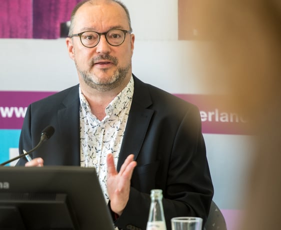 Dr. Christof Grote: „Weil der theologische Nachwuchs ausbleibt, will die Landeskirche den Pfarrstellenschlüssel schrittweise ändern.“ (Foto: EKKLP / Büdenbender)