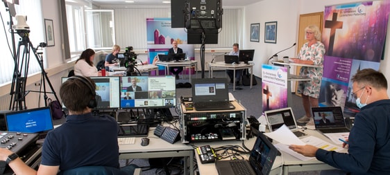 Mit umfangreicher Technik war das Synodenstudio im Haus der Ev. Kirche in Lüdenscheid ausgestattet worden, um die Synode das zweite Mal in der Historie des Kirchenkreises digital durchführen zu können. Die rund 80 Synodalen konnten so online an der Synode teilnehmen (Foto: EKKLP / Büdenbender)