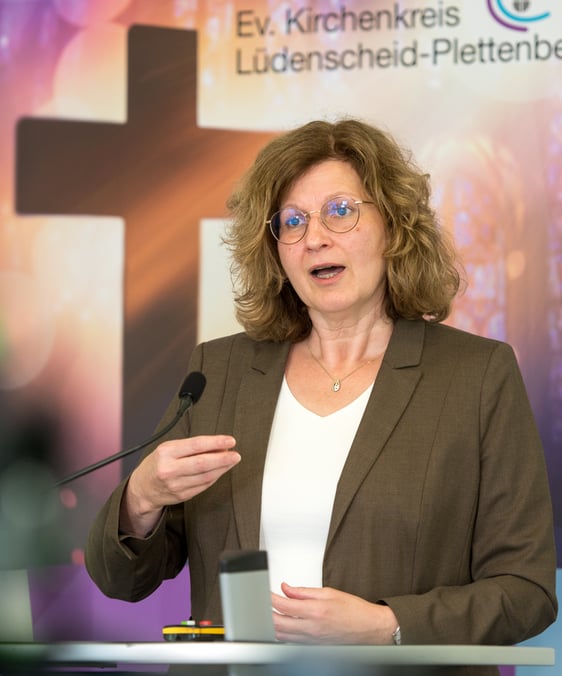 Daniela Fricke, Landeskirchliche Beauftragte für den Umgang mit Verletzungen der sexuellen Selbstbestimmung, erläuterte das Gesetz und die Bedeutung der Ansprech- und Meldestelle (Foto: EKKLP / Büdenbender)