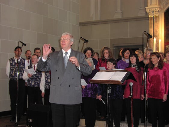 Ernst August Eicker bei einem Auftritt mit dem „Wir singen für Jesus“-Chor und -Kinderchor , bei dem selbstverständlich das „Jerusalem“-Lied nicht fehlen durfte. (Foto: Ingrid Weiland)