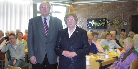 Ernst August Eicker mit Ehefrau Elsa bei einer Veranstaltung der Lüdenscheider Christuskirchengemeinde, bei der sie ihr Publikum zu einer musikalischen Reise durch die vergangenen 50 Jahre einluden und mit Liedern begeisterten, die sie „gern gesungen“ hatten. (Foto: Ingrid Weiland)