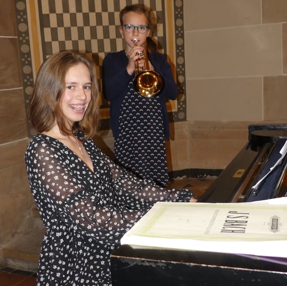 Carlotta (vorn am Klavier) und Theda Gerdes (hinten mit Trompete), die dem Monatsschlussgottesdienst in der Christuskirche am Samstag besonderen musikalischen Glanz verliehen. (Foto: Ingrid Weiland)