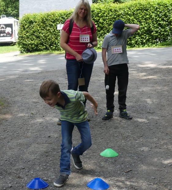 Groß und Klein konnten sich an den Stationen auf dem insgesamt 5km-langen Weg versuchen. (Foto: Ingrid Weiland)