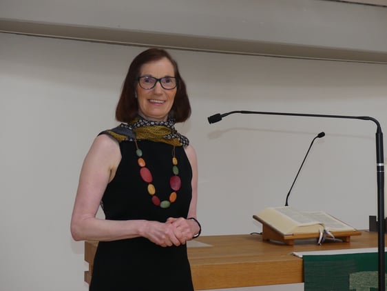 Dr. Carolin Krüger-Bahr bei ihrem Vortrag über Ida Gerhardi („Ich geh‘ meine eigenen Wege“) im Rahmen der ersten diesjährigen „Frauenzeit“ im Gemeindezentrum Lösenbach. (Foto: Ingrid Weiland)