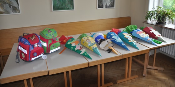 Die von Attendorner Geschäftsleuten gespendeten Tornister und Schultüten fanden dankbare Abnehmerinnen und Abnehmer unter den ärmsten Kindern. (Foto: Karl-Herrmann Ernst)