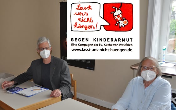 Pfarrer Andreas Schliebener und Sylvelin Karsunky konnten (oder mussten) auch in diesem Jahr zahlreiche Gutscheine für den Schulbedarf ausstellen. (Foto: Karl-Herrmann Ernst)